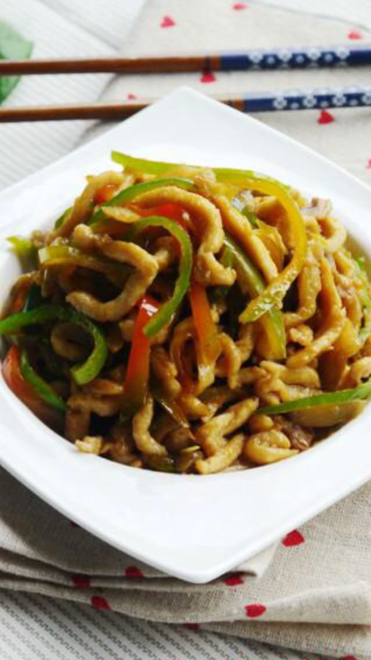 尖椒榨菜炒肉丝:材料:鸡胸肉一块.尖椒两个.榨菜适量.蒜两瓣.盐少许.