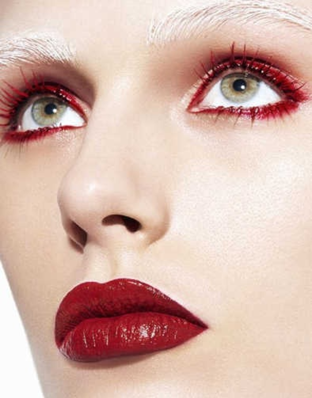 不仅仅只是红唇,近年来红色的眼影妆容也让人留下难以磨灭的独立内敛