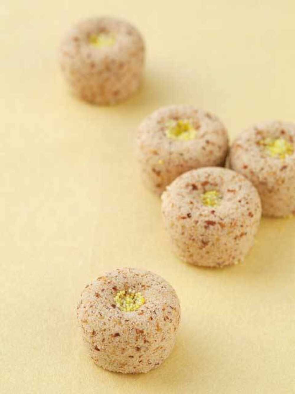 以"长命寺樱叶糕"为代表;关西风味的是用道名寺粉饼.以京都.