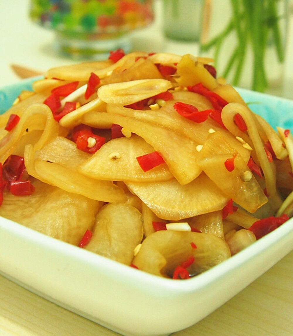 3cm厚的薄片,放干净无油碗中,加盐用手抓捏,使盐与萝卜充分混1000