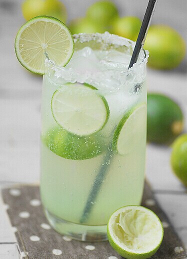 酸酸的青柠汽水,糖浆做法:材料:冰糖200克,水100克;做法:1,100克水烧
