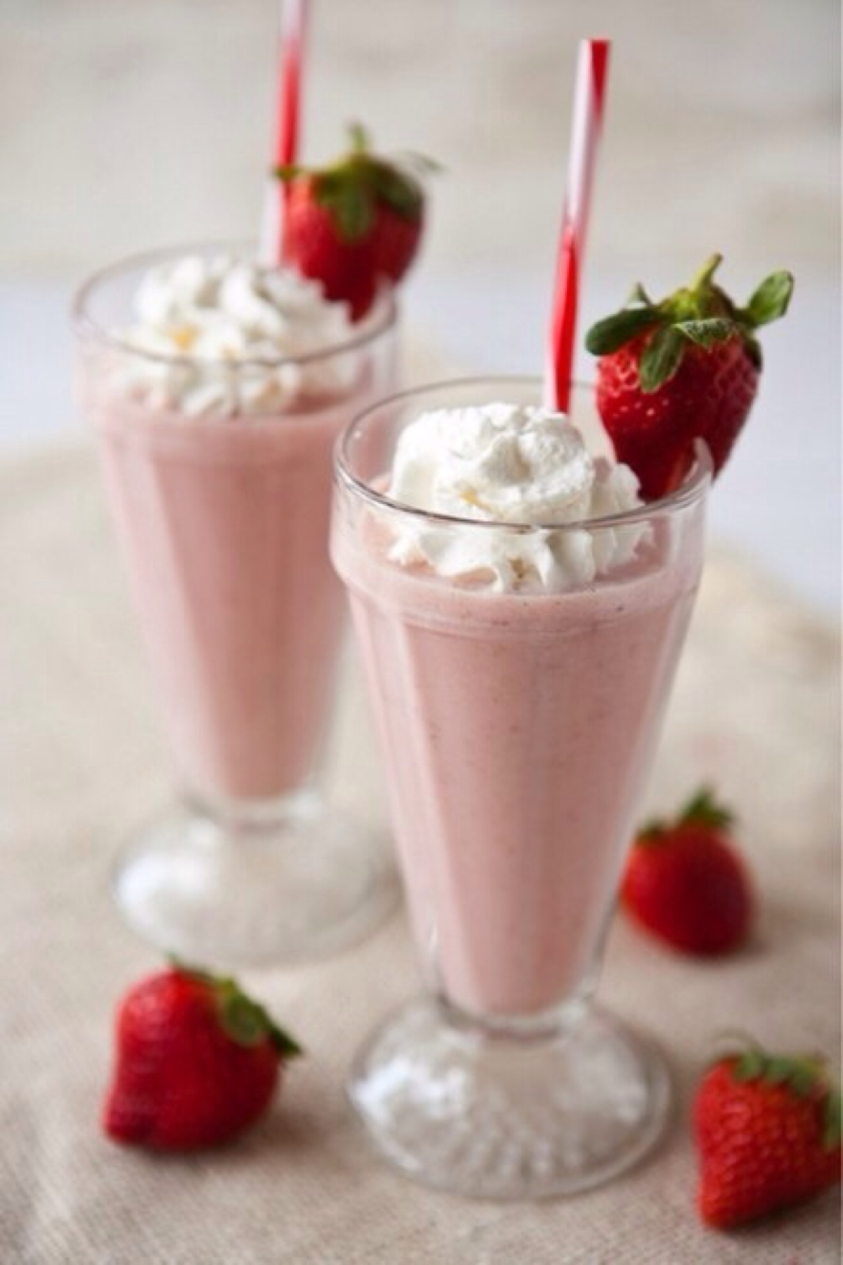 来一杯草莓奶昔放松下!