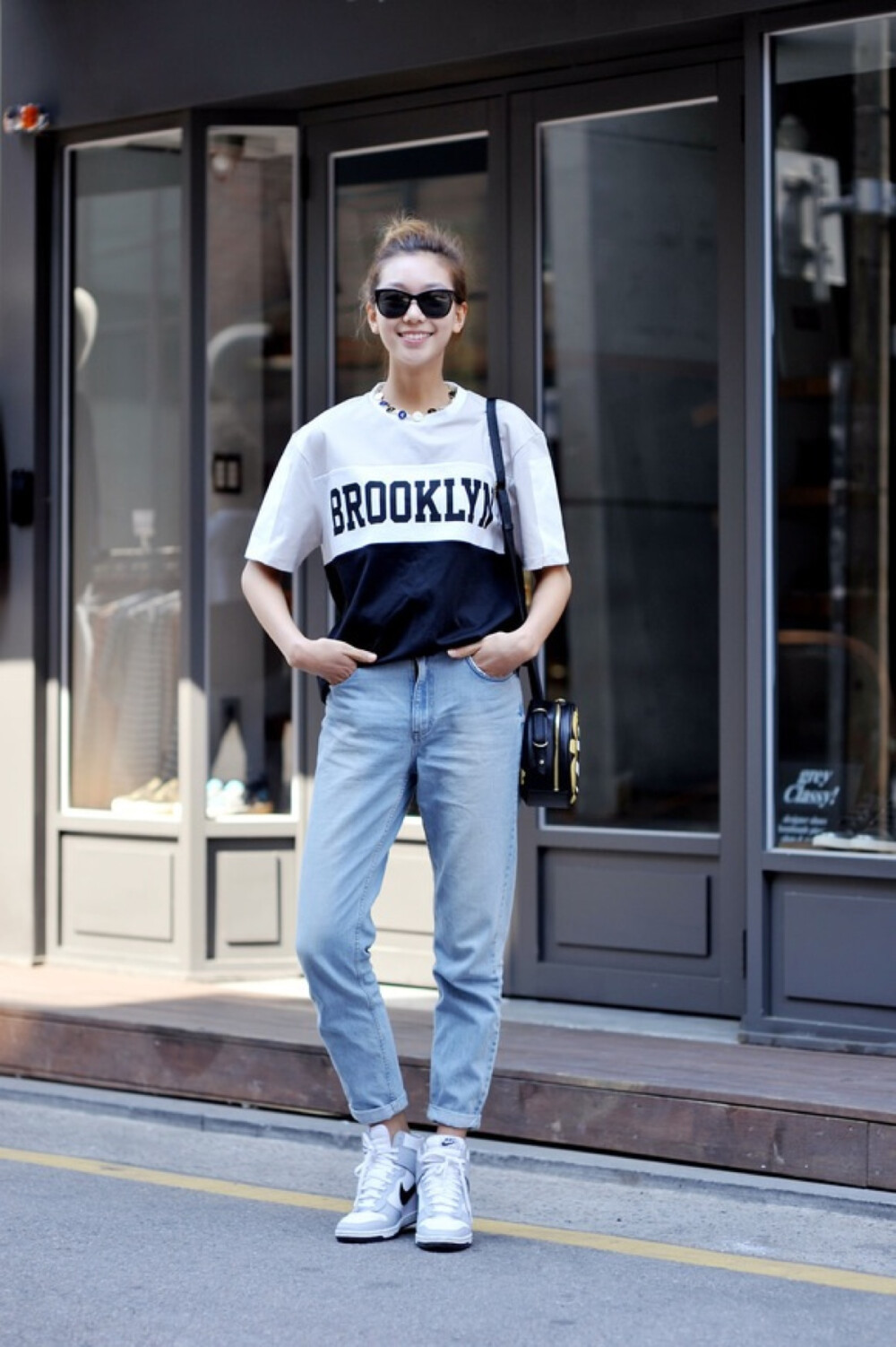 越来越多的女生喜欢运动风,onep球衣,oversize的棒球服,运动鞋.