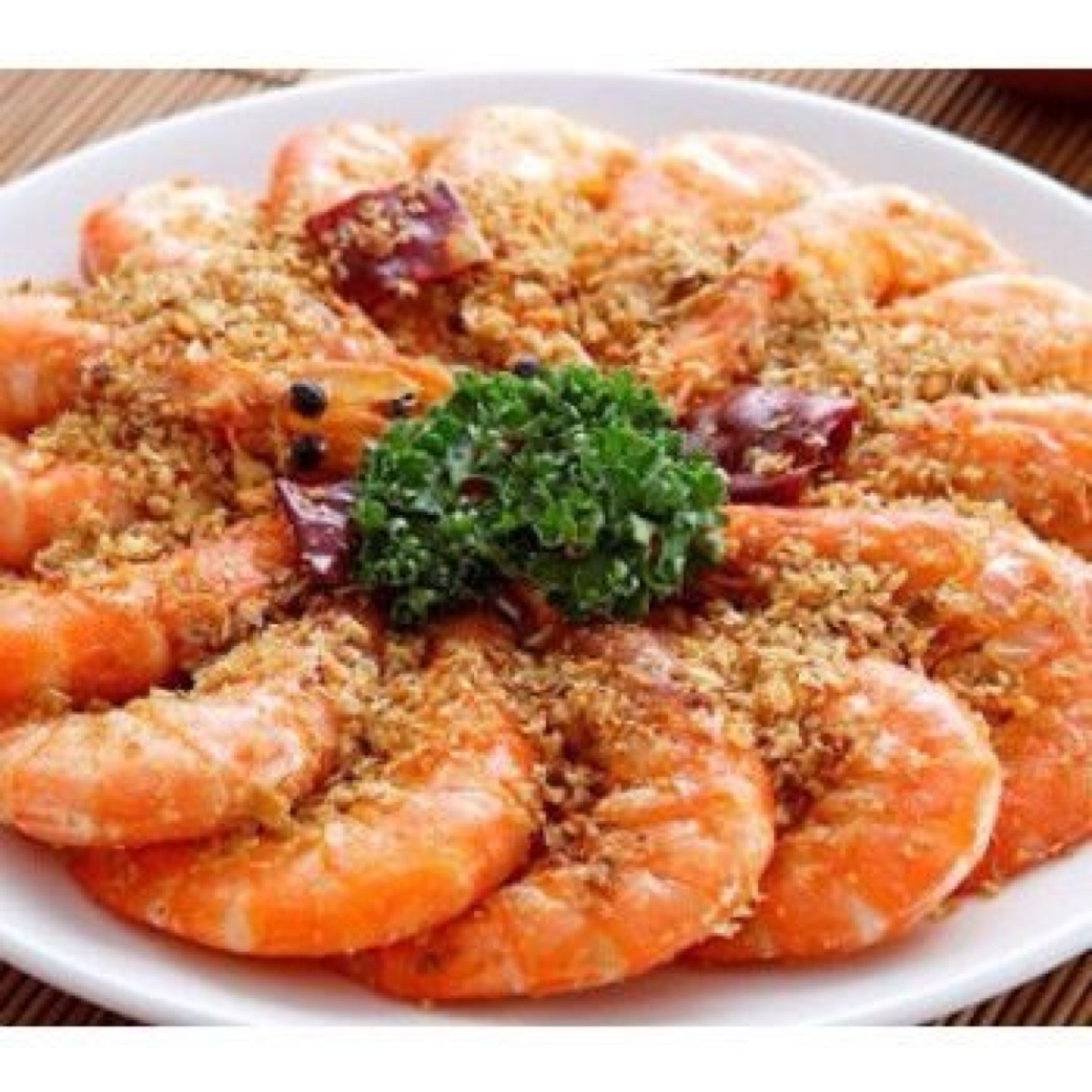 把腌制好的虾,下锅炸到颜色变红后捞起;3.