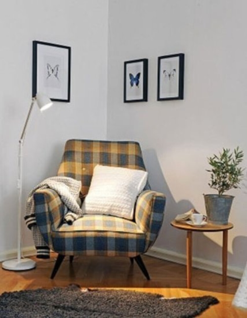 格纹布面单人沙发,整体造型略显简洁单薄