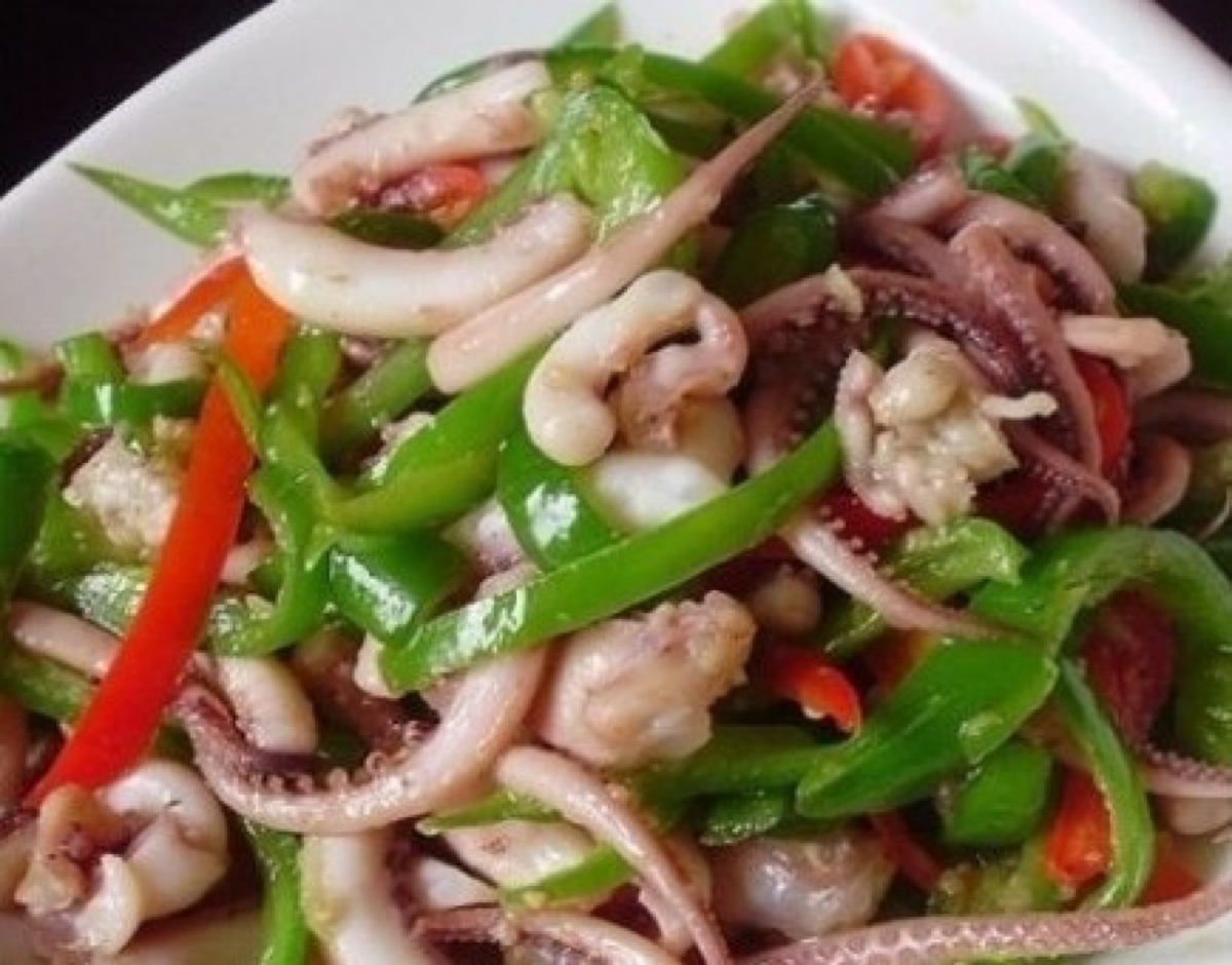 【青椒鱿鱼丝】1.鱿鱼去内脏洗净,切丝,青椒,胡萝卜,姜切丝;2.