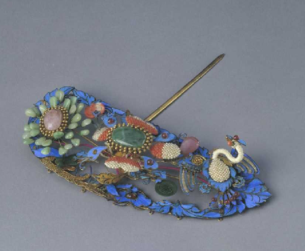 铜镀金点翠嵌珠石海棠仙鹤纹头花,清光绪,长14cm,宽6cm.清宫旧藏.