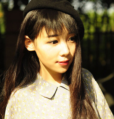 斜刘海直发发型,一款非常流行的韩国女生发型,气质的刘海发型搭配