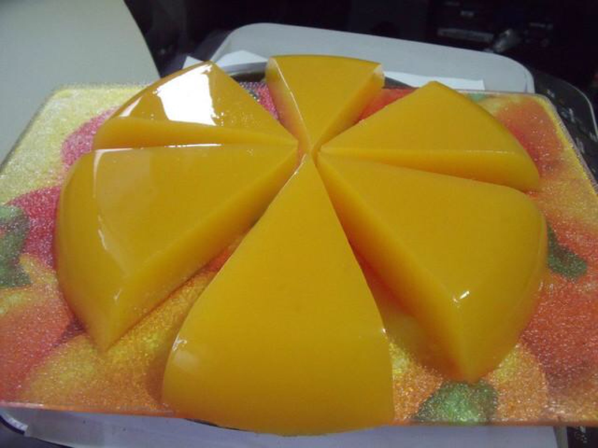 芒果凉糕:芒果,鱼胶粉,水,糖.做法:芒果去皮.切成小块.