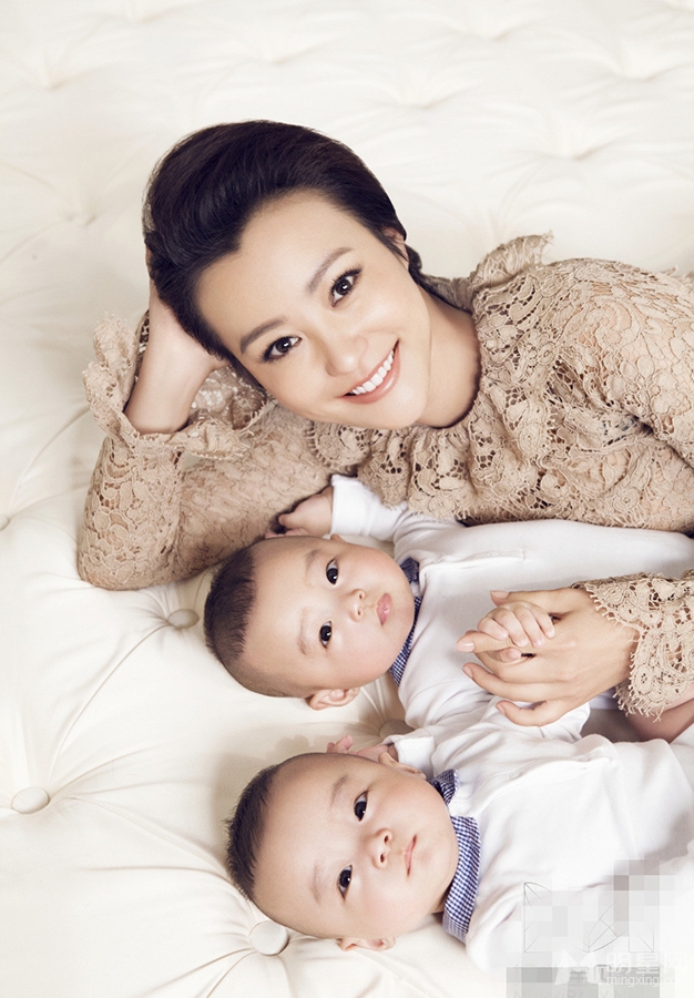 郝蕾携双胞胎儿子亲子照 辣妈魅力不减