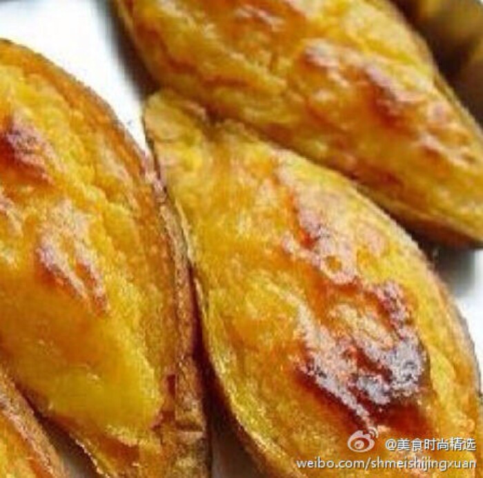 【蜜烤红薯】1.红薯洗净从中间竖向劈开2.蜂蜜,水按2:1比例调匀备用3.