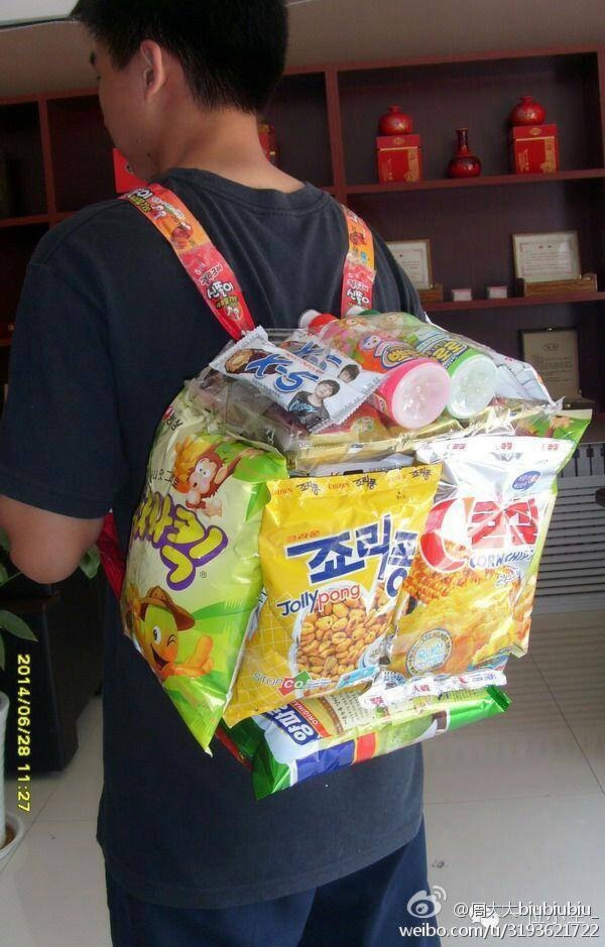 【吃货必备[good]】韩国学生中流行的生日礼物零食背包.