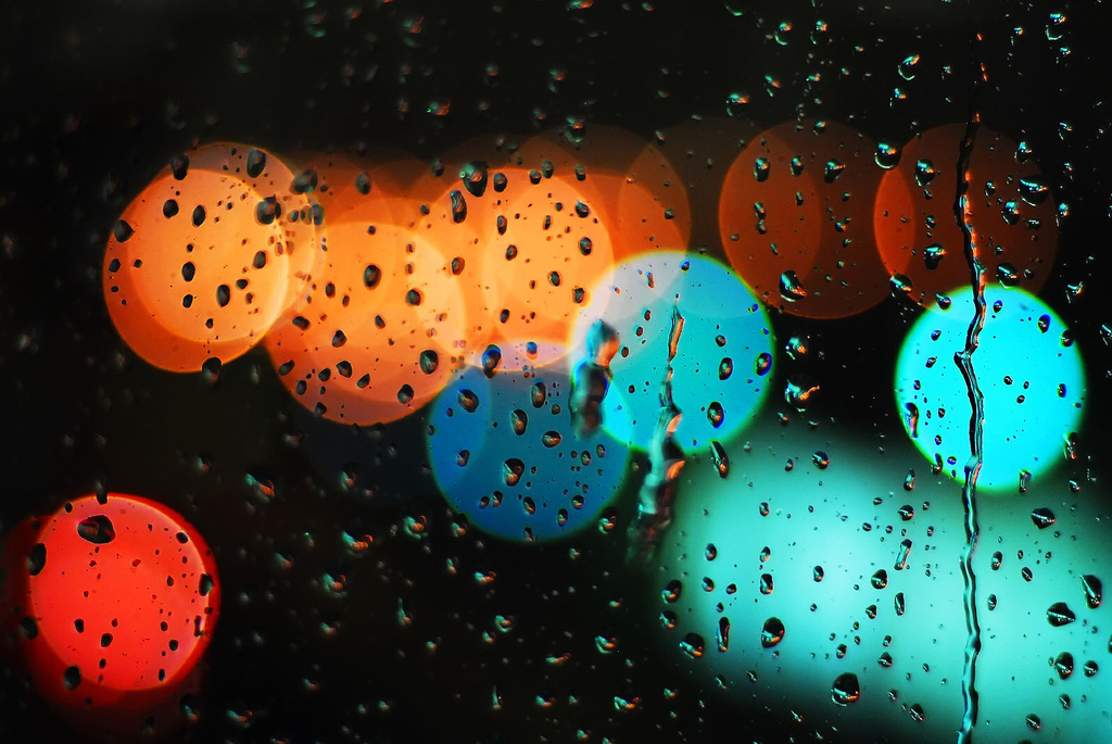 七彩壁纸【1024x685】雨 雨滴 光 玻璃