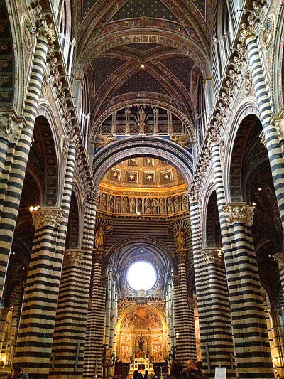 意大利米兰大教堂又称杜莫主教堂,规模居世界第二