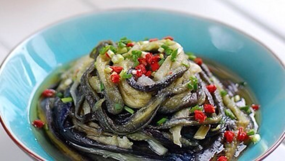 (茄子整条蒸可以防止吸收多余的水份,筷子能轻易戳穿即表示蒸熟了.