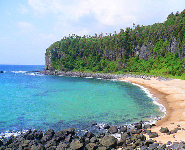 北面与济州市及汉拿山接壤,南面面向朝鲜海峡