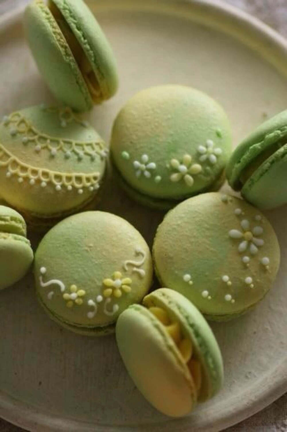 马卡龙(macarons,又称作玛卡龙,杏仁小圆饼),是一种
