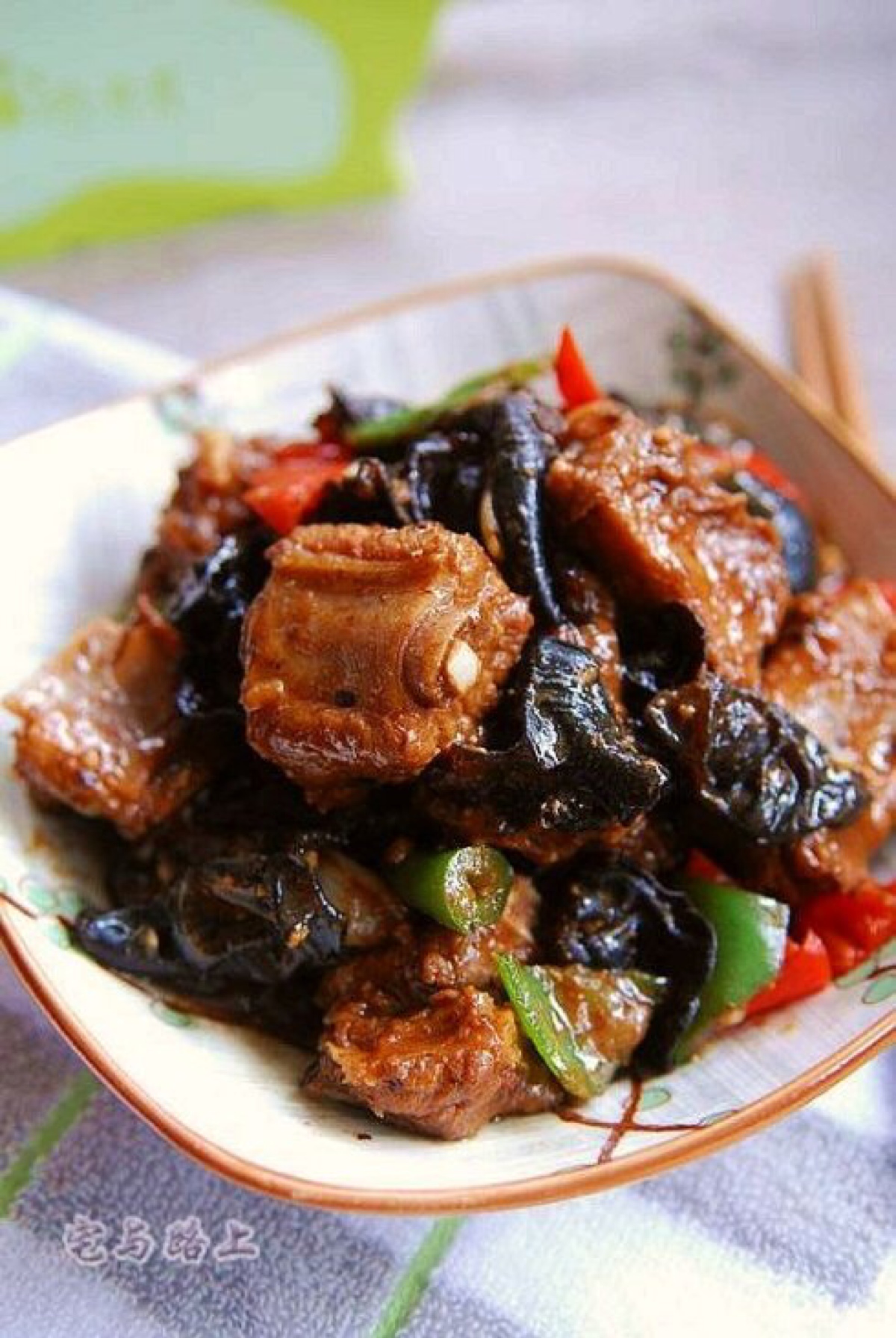 蒜蓉豆豉焗排骨:生姜剁蓉.蒜切碎.豆豉稍拍松.肋排洗净斩小段.