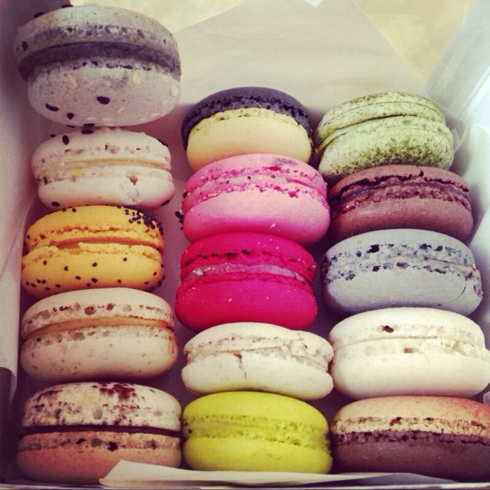 马卡龙(macarons,又称作玛卡龙,杏仁小圆饼),是一种