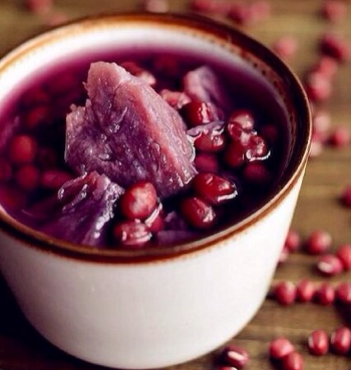 【红豆紫薯甜汤】1.红豆提前用水泡8小时,洗净备用2.紫薯去皮切小块3.