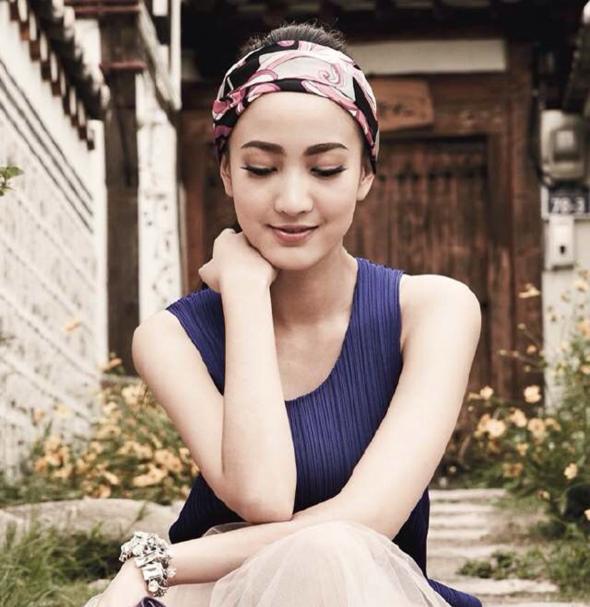 taew(泰文全名: )是泰国的新生代女艺人,1989年2月6日出生,毕业于泰国