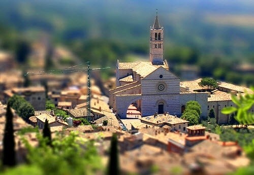 即移轴镜摄影(tilt-shift photography),泛指利用移轴镜头创作的作品