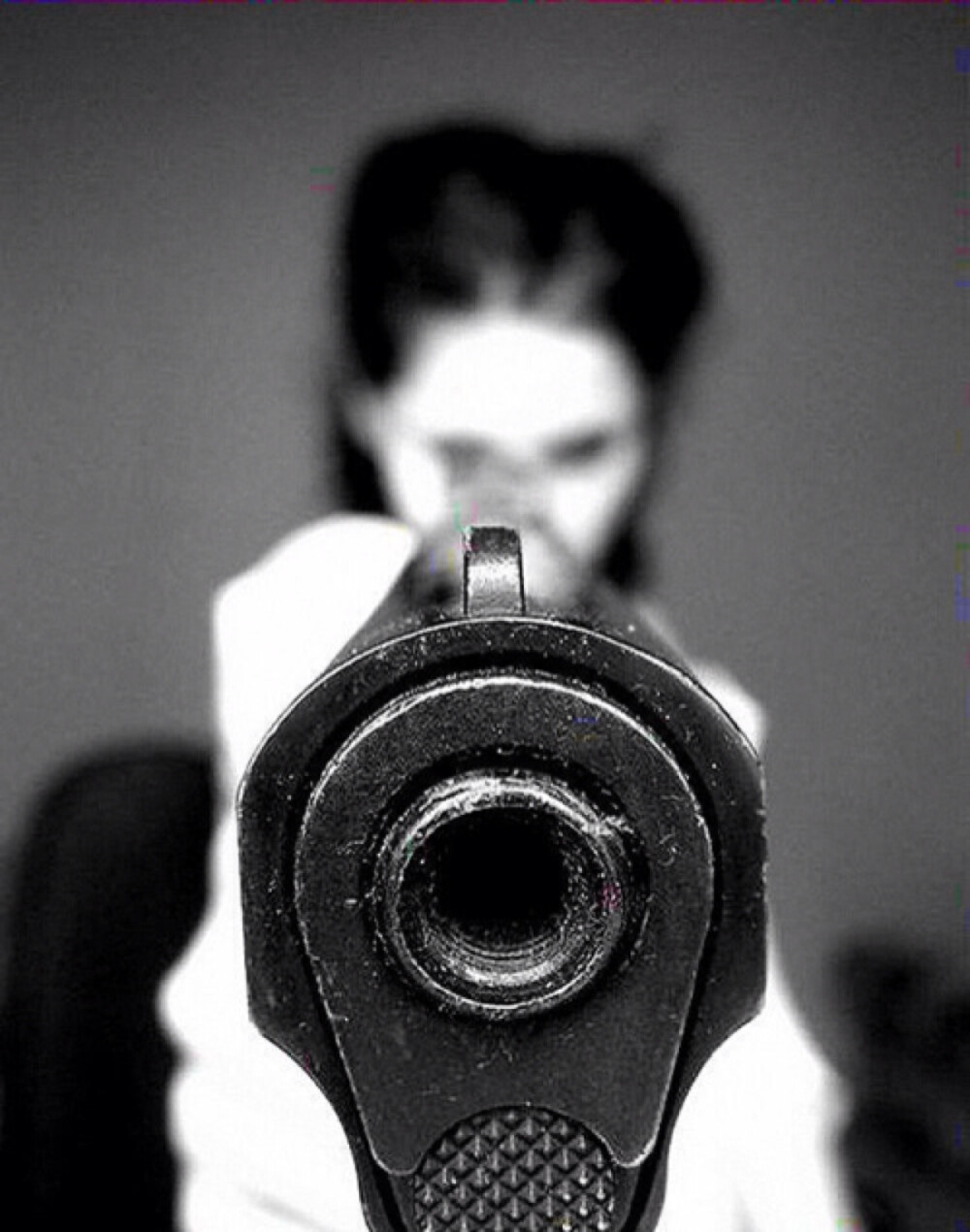 拿枪女生霸气拽图片图片