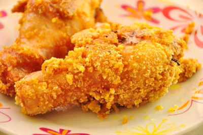 炸鸡腿 食材:新鲜鸡腿2只,香酥炸鸡料1包,面包糠少许,油1000ml 做法