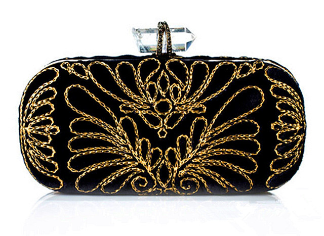 擅长于做高级定制晚装的marchesa在包包的设计上依然延