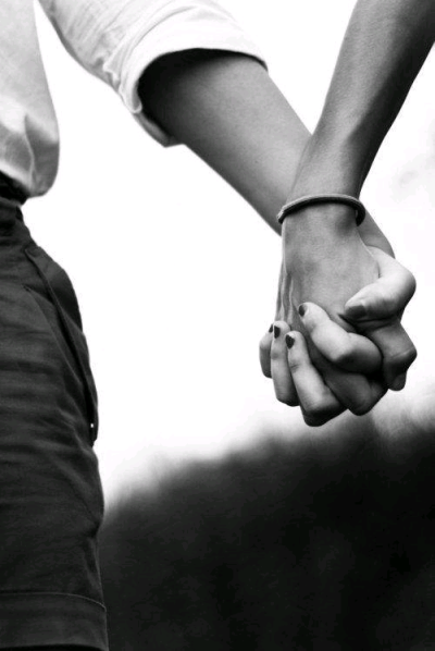 情侣牵手背景图黑白图片