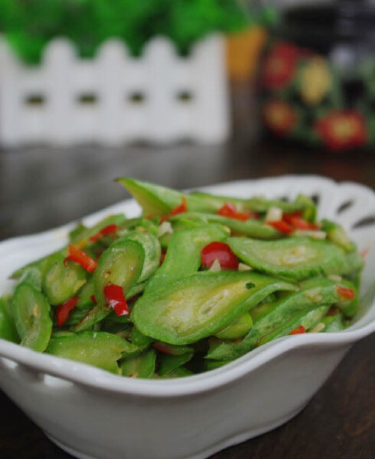 (清炒蛇豇豆)材料:蛇豇豆2根,红辣椒一个,大蒜两瓣,做法:先蛇豇豆洗