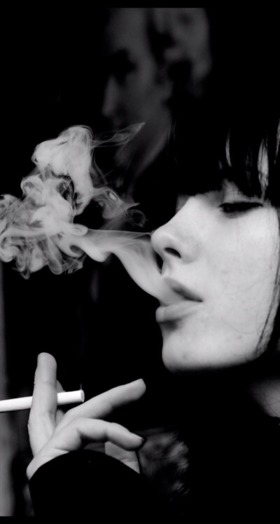 女生抽烟图片霸气黑白图片