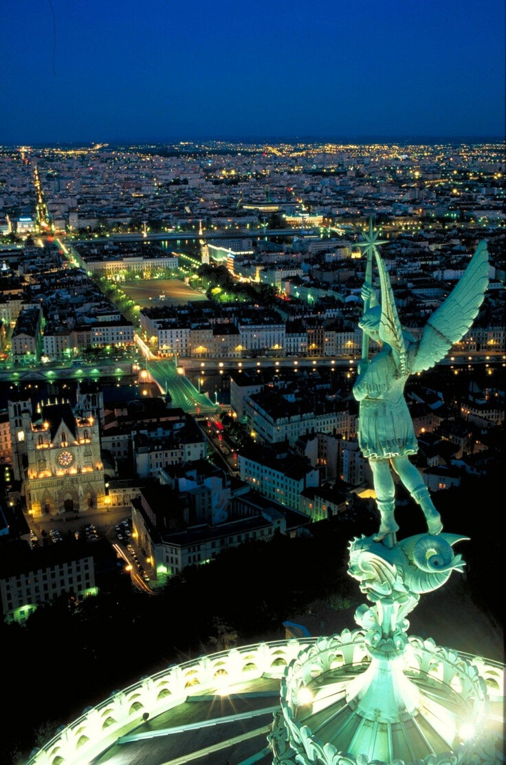 里昂分为旧城和新城,旧城在索恩河右岸,罗纳河和索恩河从城中流过,河