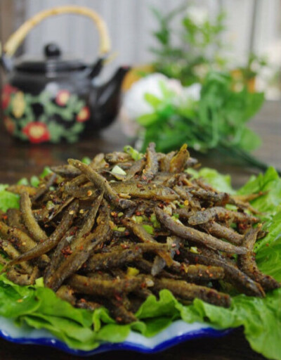 (酥炸泥鳅)材料:小个儿泥鳅500克,油,盐,辣椒面,香葱,香油,做法:锅热