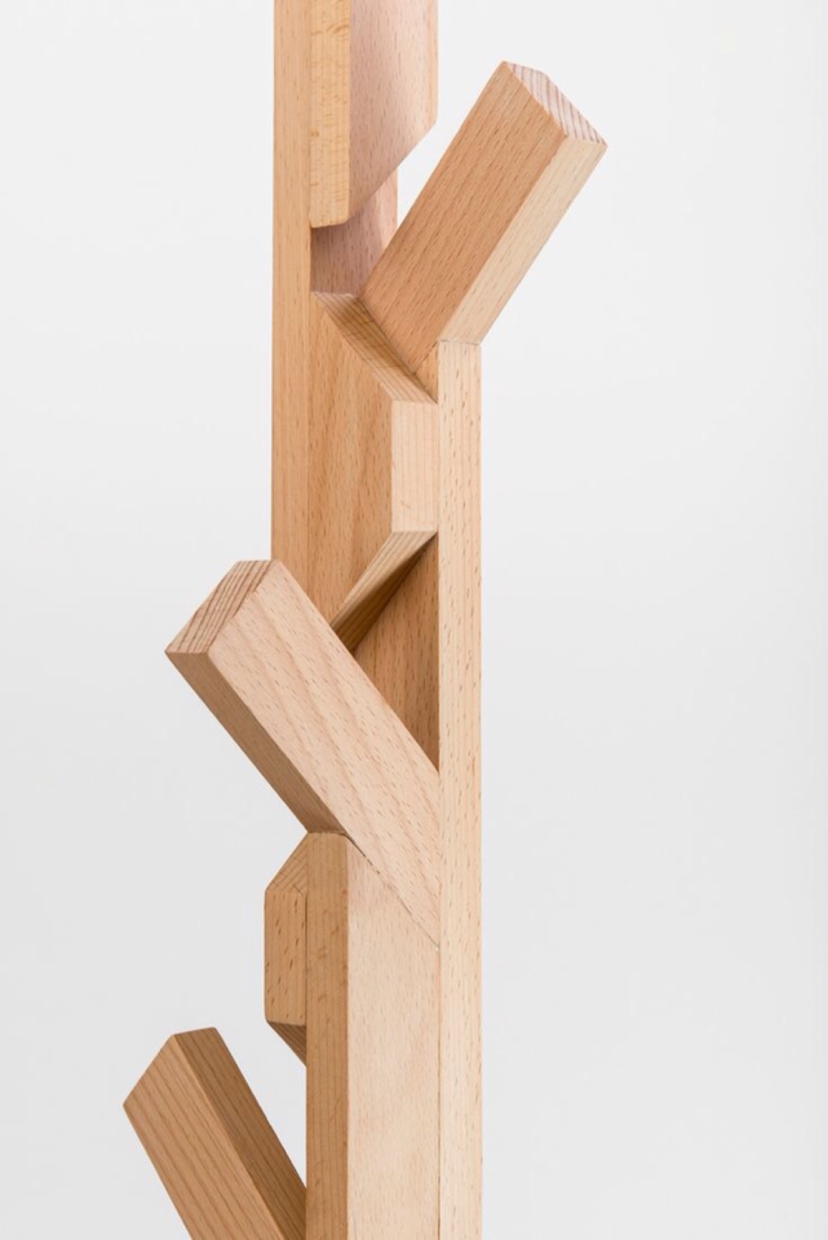 榫卯就活像是隐藏在两块木头里的灵魂,当古代的工匠将多余的部分凿掉