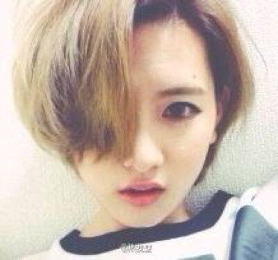 女生发型 中分短发