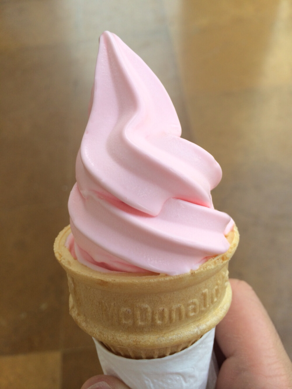 麦当劳缤纷圆筒冰淇淋图片