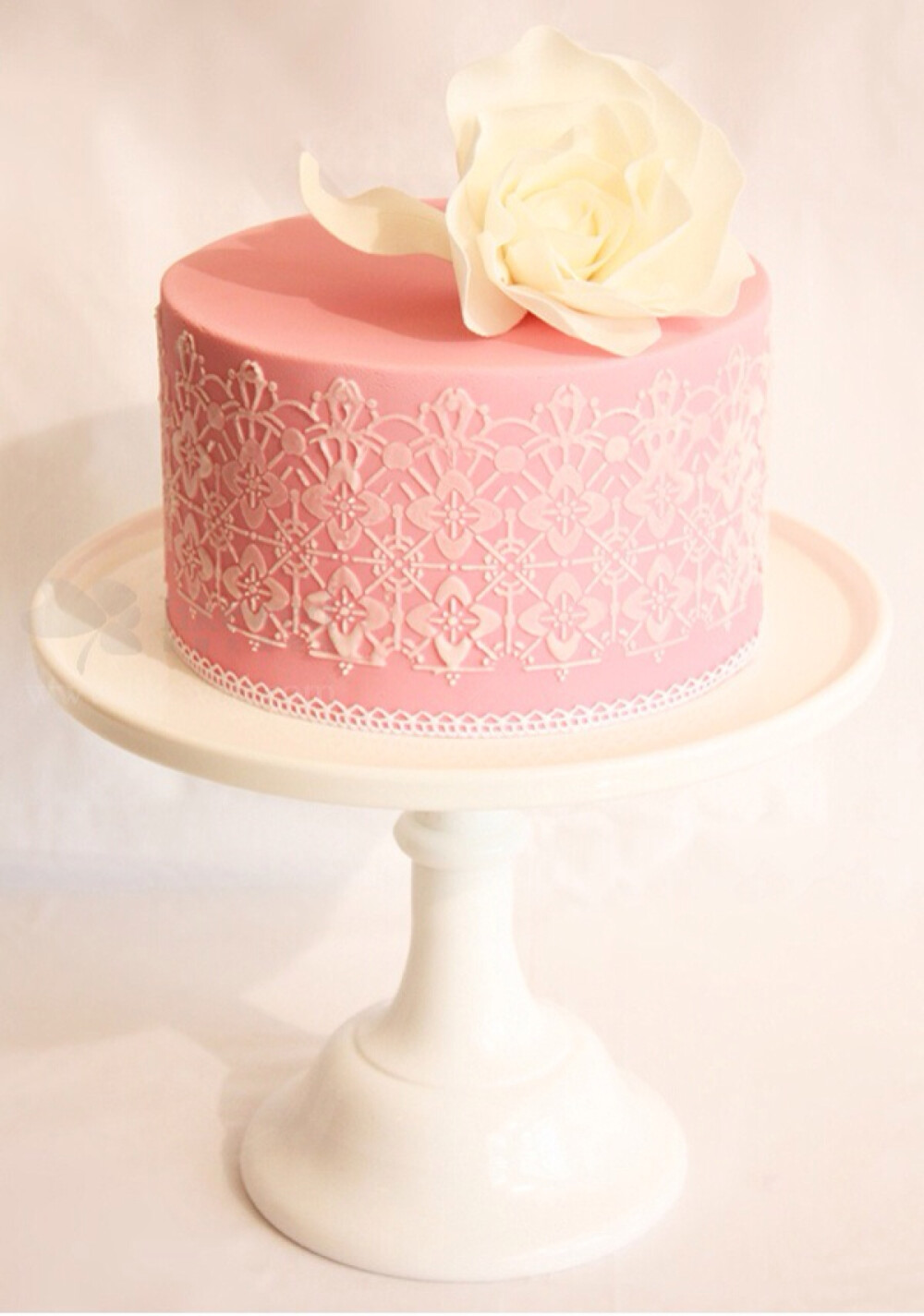 柔美高雅的蕾丝也可以与甜点创意结合,制造出高贵浪漫的婚礼蛋糕
