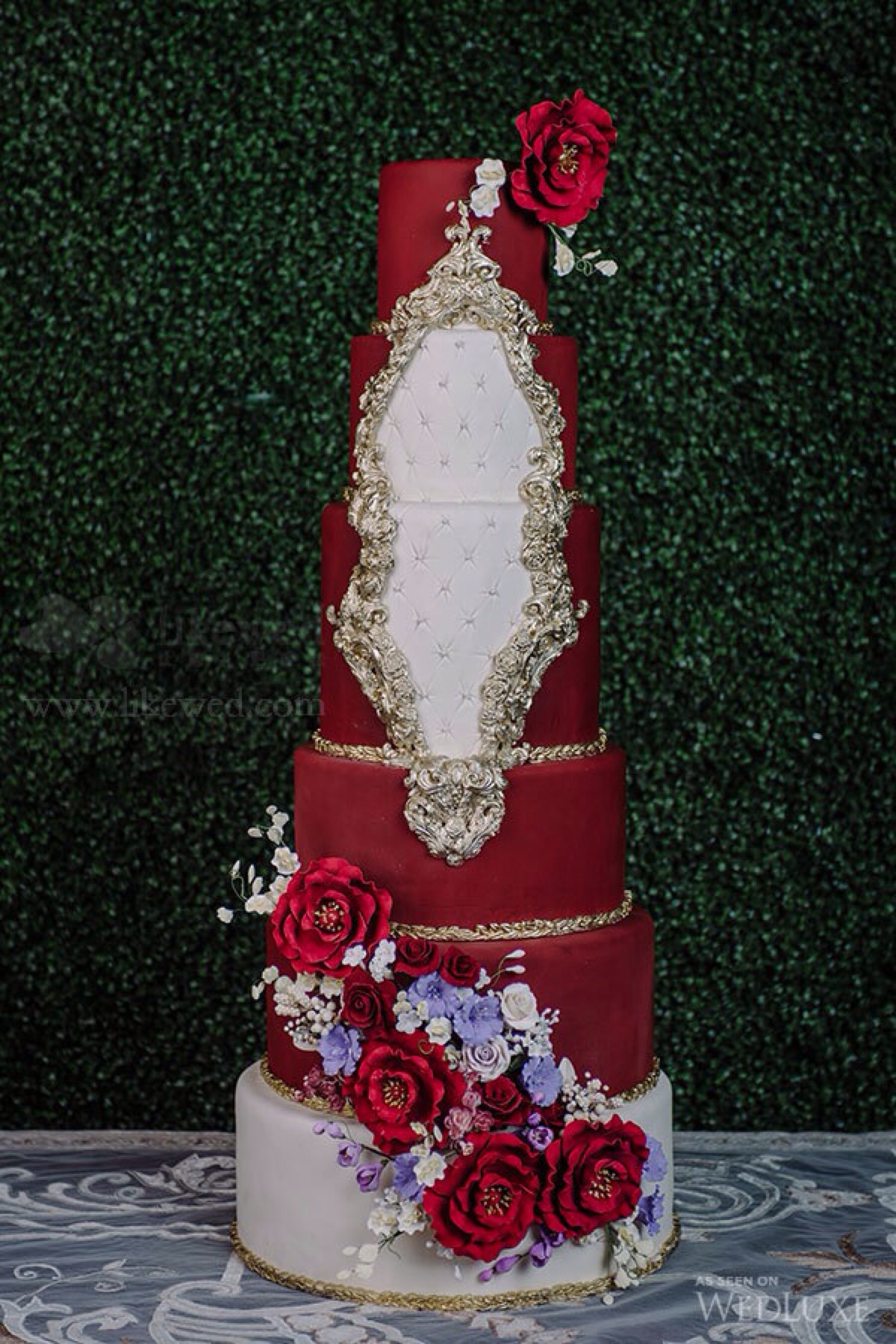 华丽丽的多层复古蛋糕,这些精雕细琢的蛋糕在灯光的照耀下熠熠生辉,别