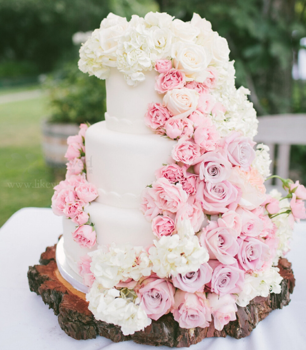 用鲜花装饰的婚礼蛋糕,让整场婚礼都充满清新自然,浪漫气息!