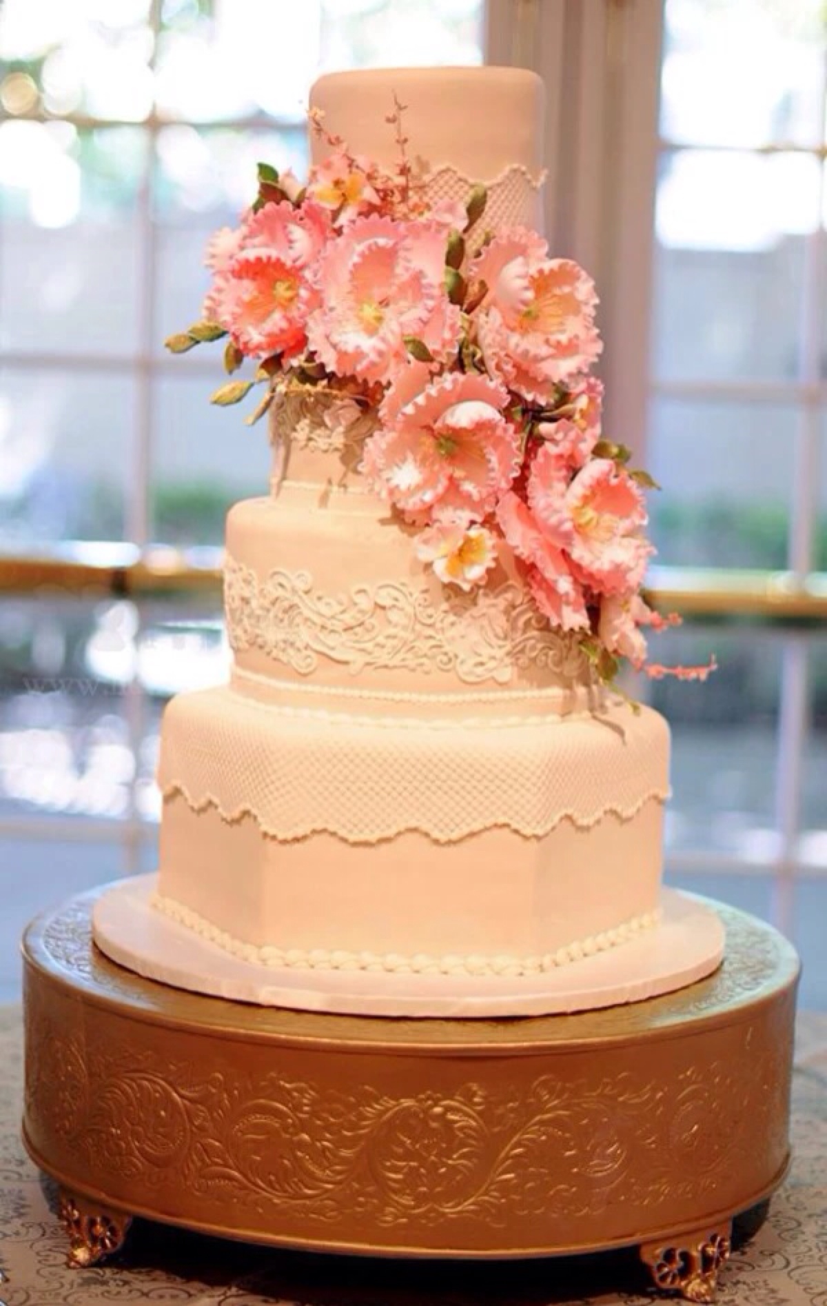 【传统蕾丝蛋糕】传统蕾丝为传统形式的婚礼注入了一股女人味儿.