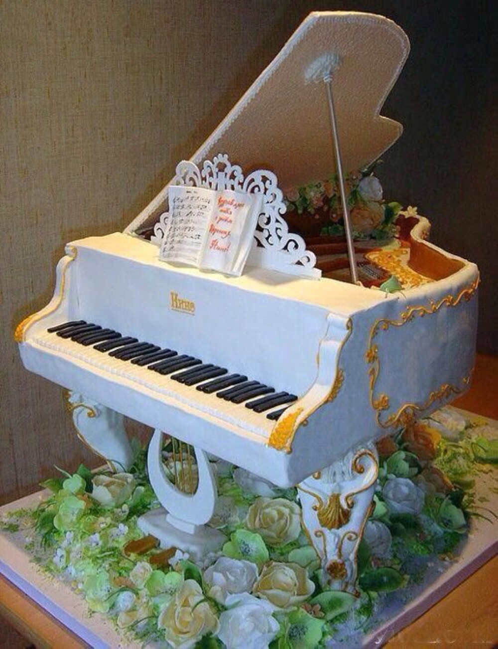 白色钢琴翻糖蛋糕