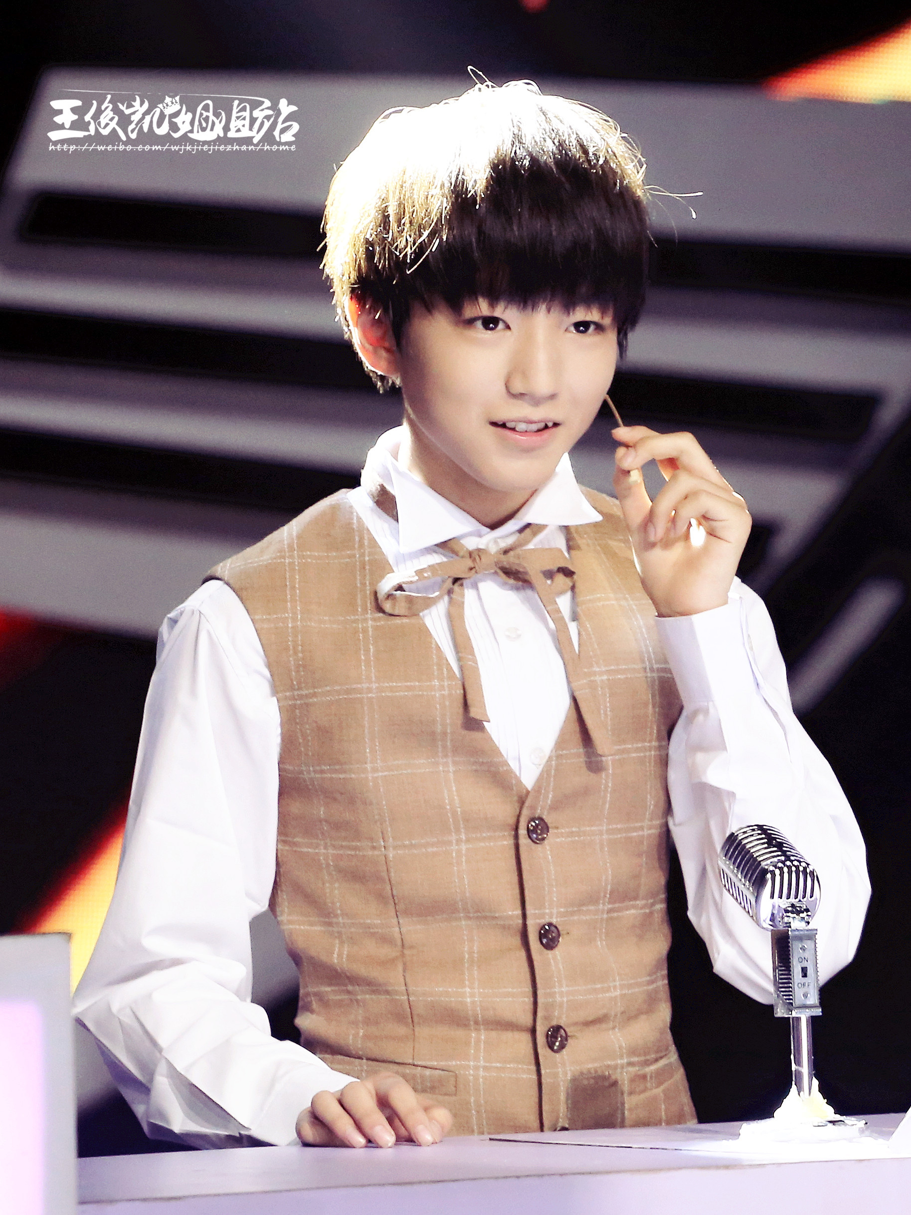 tfboys王俊凯 2014.8.28 年代秀.cr.logo