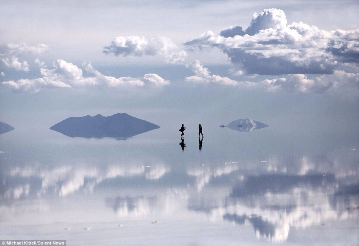 kittell与妻子taylor环球旅行来到了玻利维亚的乌尤尼盐沼是世上最大