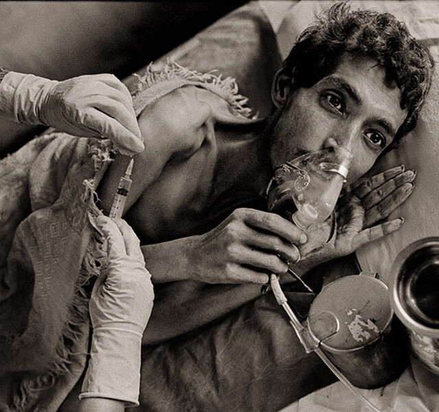 "悲惨世界":詹姆斯纳切威是当今最著名的战地摄影师,从1984年开始