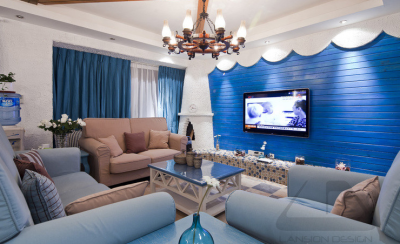 深蓝色的电视背景墙,犹如海洋般的深邃之感,搭配着混搭风的布艺沙发