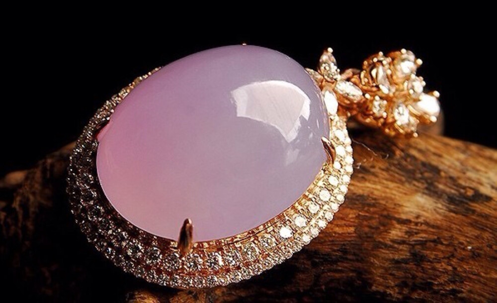 粉紫色: 粉紫色翡翠,给人得是很俏皮的感觉,是一种比较常见的浅浅的