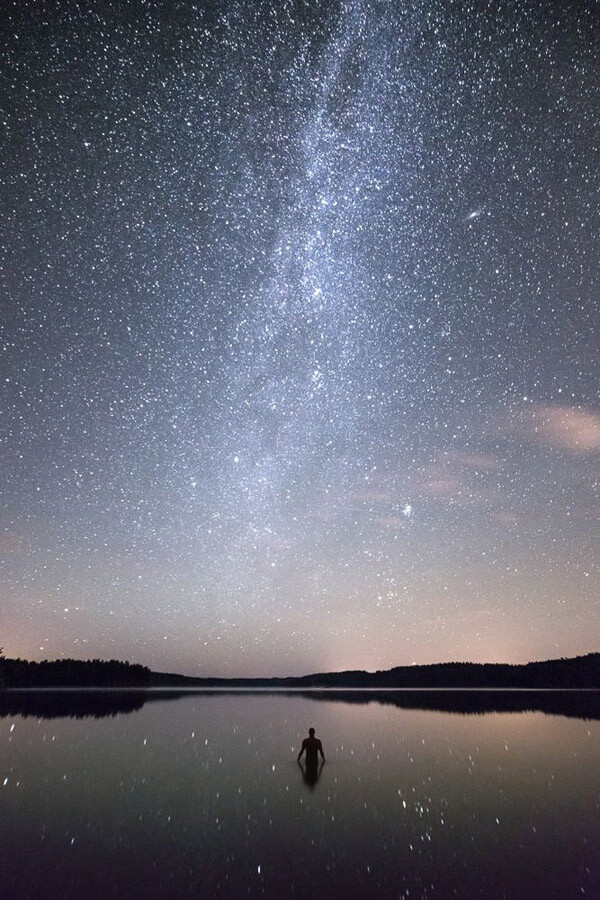 浩瀚星空与人迹的强烈对比