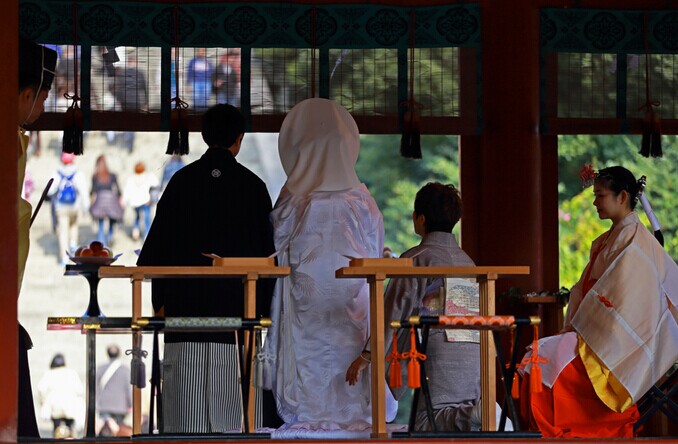 神前式,其中很重要的程序是:男女双方需通过339次交杯酒来盟誓相爱