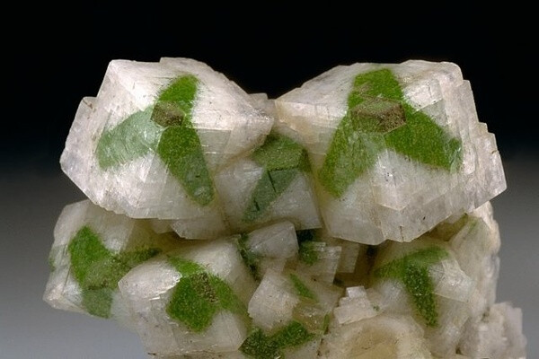 砷铜铅矿 颜色有绿色,橄榄绿色,灰绿色.条痕白色.玻璃光泽.半透明.